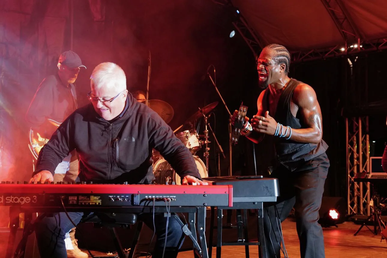 Markus Burger performing with Chantz Powell