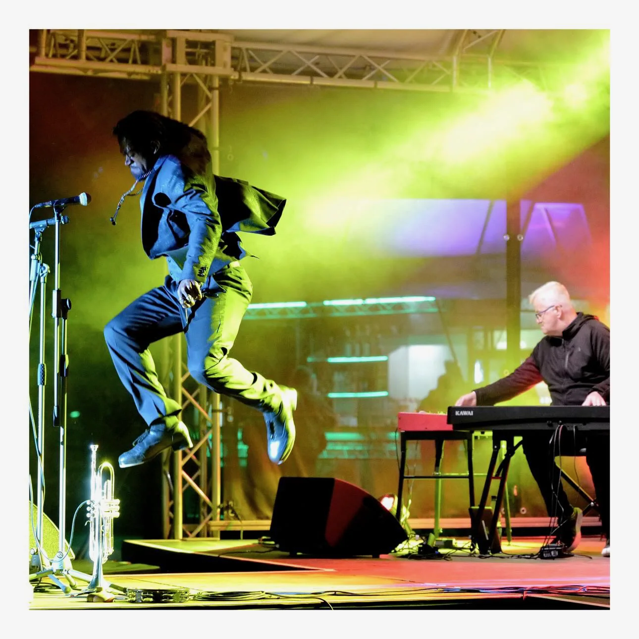 Markus Burger performing with Chantz Powell under green stage lighting